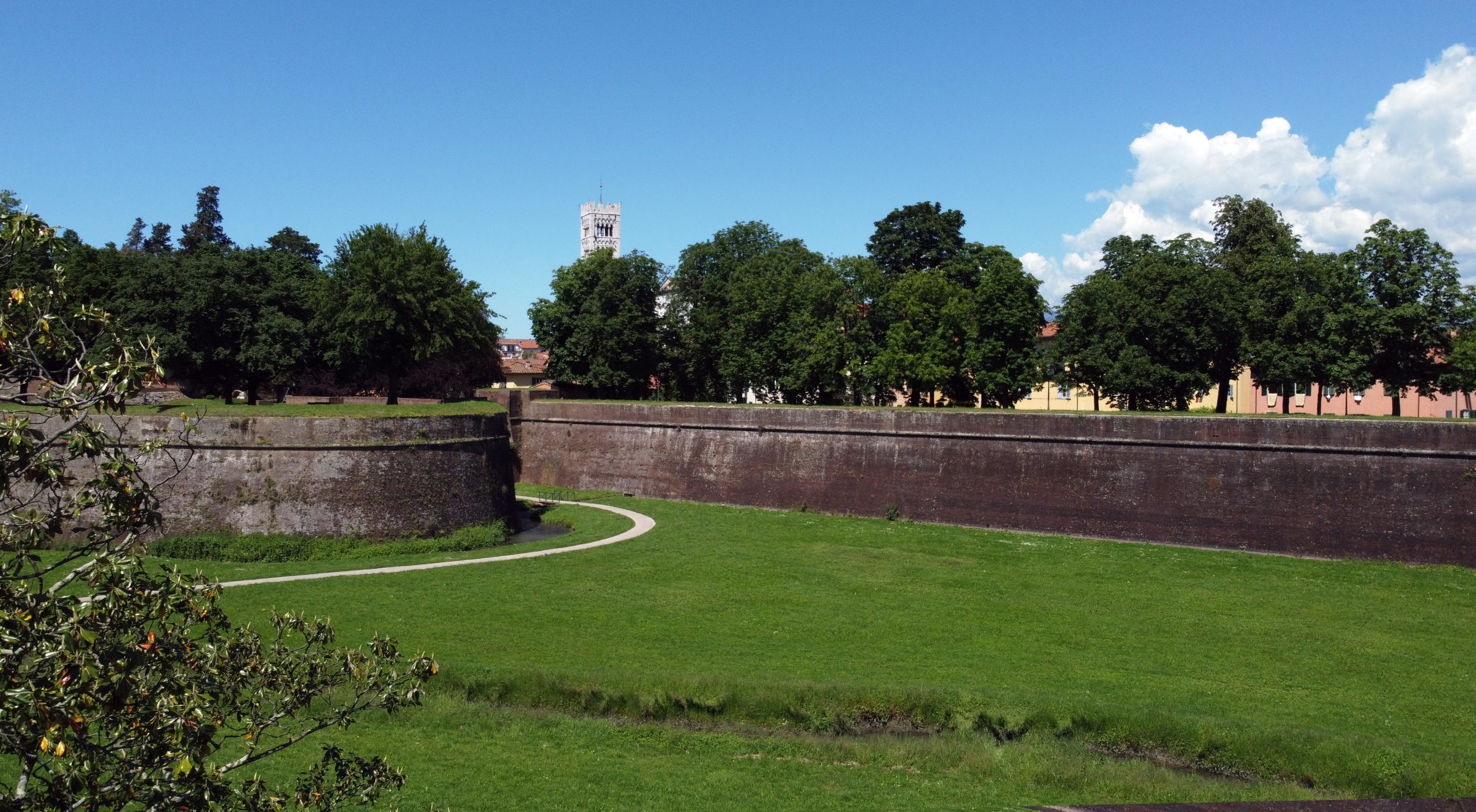 Turismo lento: Itinerari a piedi e in bicicletta dalle Mura di Lucca al Parco Fluviale